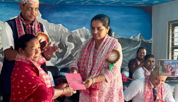 रानीबासमा  जग्गा धनीहरूको  पुर्जा वितरण