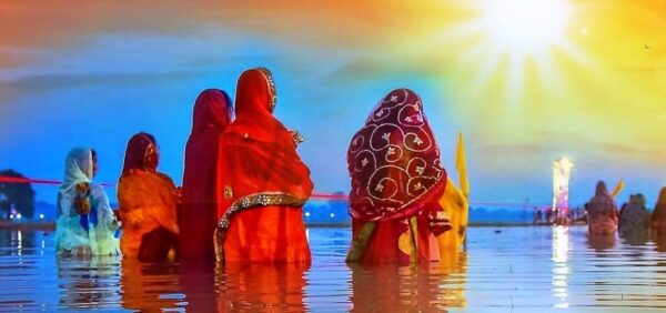 छठको मुख्य दिनः आज अस्ताउँदो सूर्यलाई अर्घ दिइने
