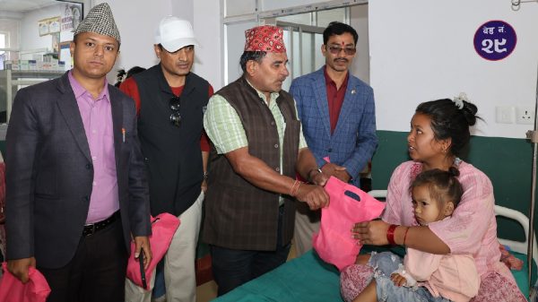 सिन्धुलीमा सहकारी दिवस: अस्पतालका बिरामीलाई फलफूल वितरण
