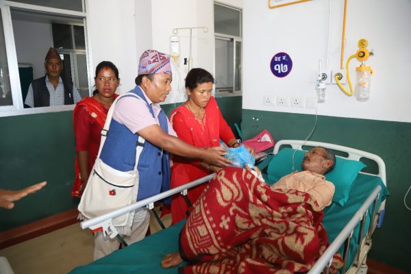 गणतन्त्र दिवसको अवसरमा एमालेद्वारा विरामीहरुलाई फलफूल वितरण 