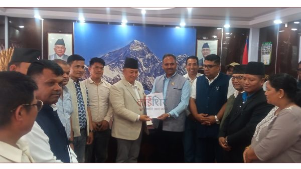 सिन्धुलीका माओवादी नेताहरू विकास बजेट माग्न हेटौँडा पुगे 