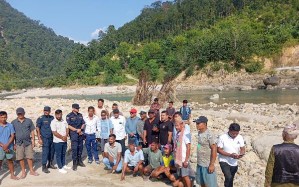 चँदाहा खोलाको अलपत्र पुलको अनुगमन, प्रजिअ भुसालले छिट्टै काम सुरु गराउने प्रतिबद्धता