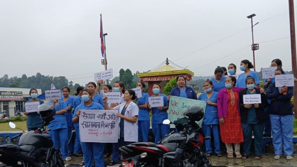 सिन्धुली अस्पतालका नर्सहरू पनि आन्दोलनमा