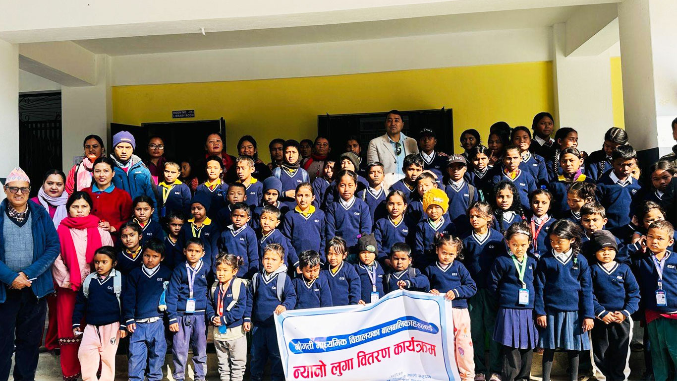 गाैमतीका विद्यार्थीलाई न्यानो कपडा