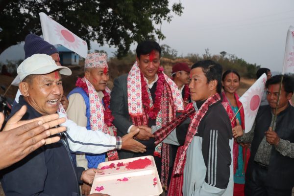 नेकपामा विद्रोहः दुई दर्जन कार्यकर्ता एमालेमा प्रवेश, मनोजंग थापालाई जिताउने उद्घोष