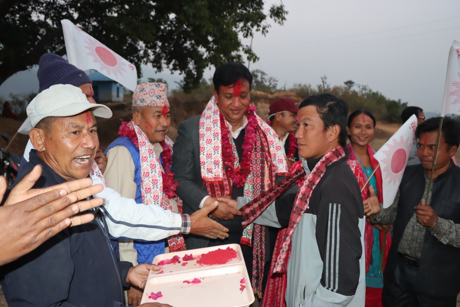 नेकपामा विद्रोहः दुई दर्जन कार्यकर्ता एमालेमा प्रवेश, मनोजंग थापालाई जिताउने उद्घोष