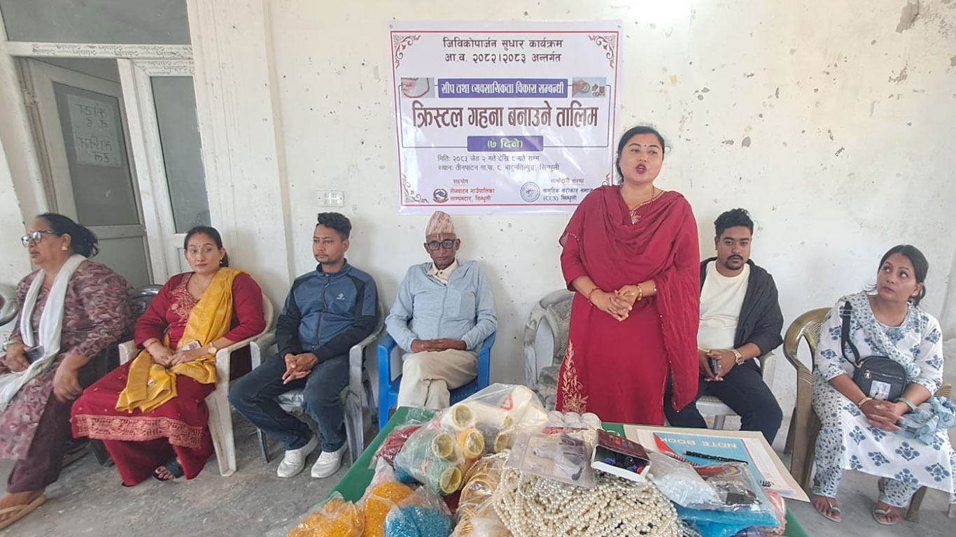 महिलालाई सीप र स्वरोजगारमा जोड्न क्रिस्टलको गहना बनाउने तालिम